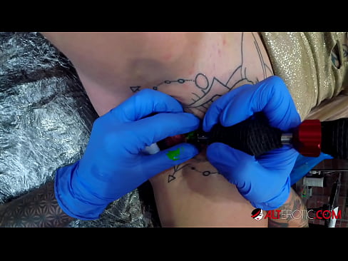 ❤️ Extremt tatuerade snyggingen Sully Savage fick en tatuering på sin klitoris ☑ Sexvideo at us sv.sfera-uslug39.ru ️❤